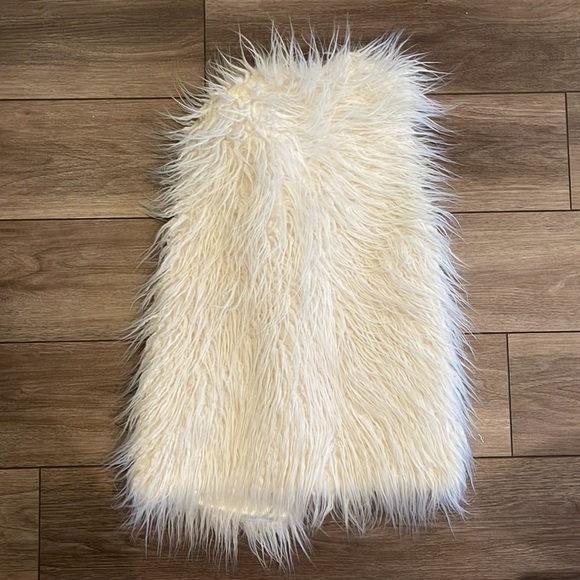 H&M size 10 Faux Fur Vest, Cream in Color - Picture 5 of 6